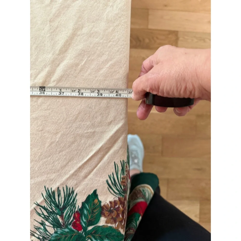 VTG Unbranded Christmas Round Tablecloth 70